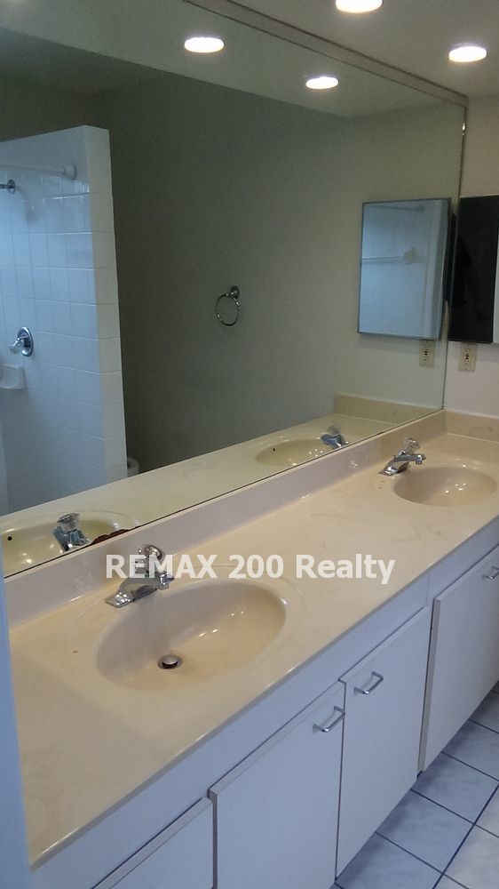 Downtown 3/2 Single Car Garage Near Downtown YMCA property image