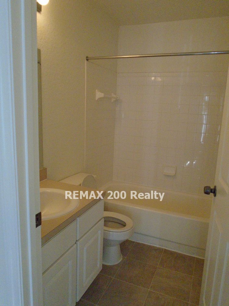 Conveniently Located 2/2 Condo In Waterford property image