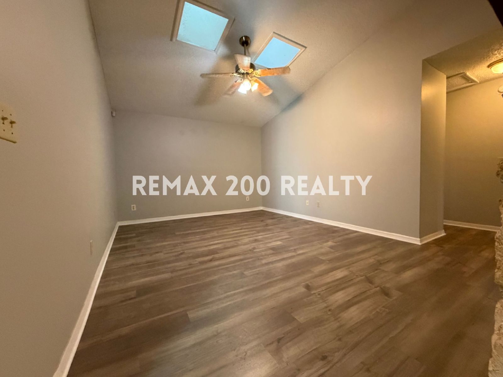 Nicely Maintained 3 beds 2 baths 1,385 sqft Duplex property image