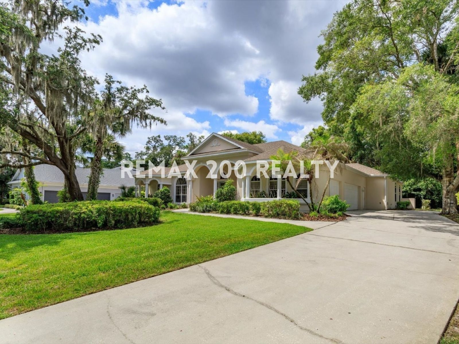 Gorgeous Winter Springs Home / Pool & Lawn Care Included property image