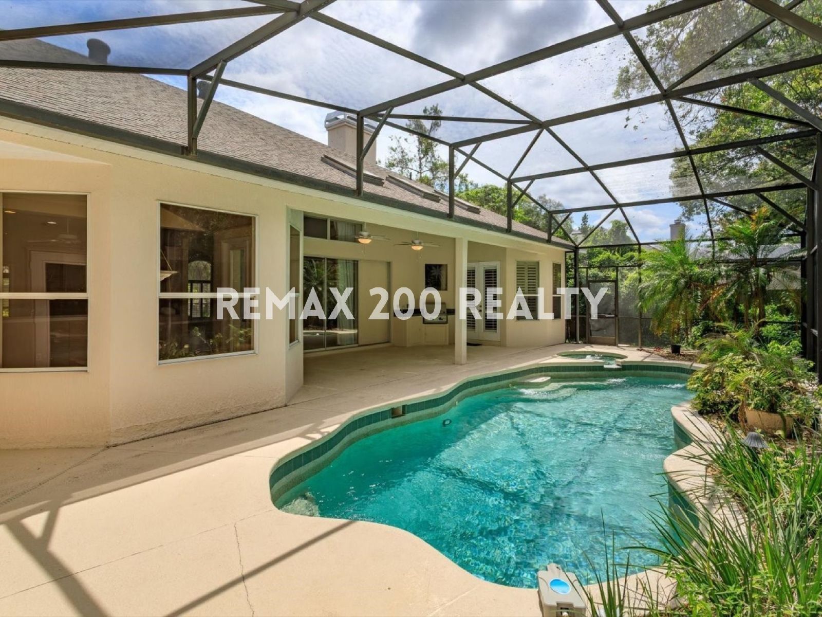 Gorgeous Winter Springs Home / Pool & Lawn Care Included property image