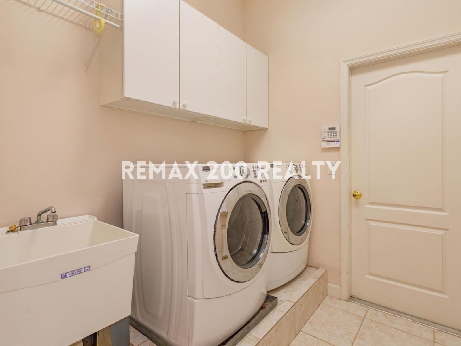 Gorgeous Winter Springs Home / Pool & Lawn Care Included property image