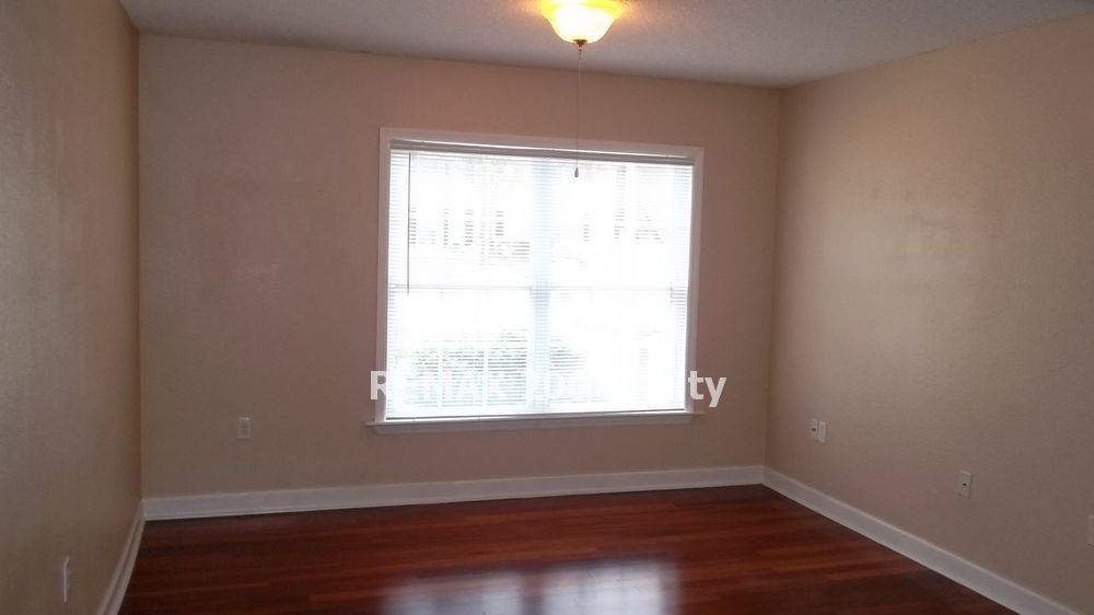 Conveniently Located 1st Floor Condo Minutes from OIA property image